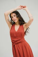 Vestido largo color fucsia, con escote halter y lazo en la cintura.