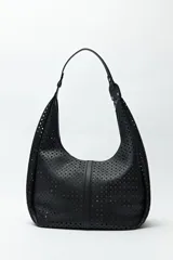 Cartera de hombro color beige con diseño calado y estructura semirrígida.