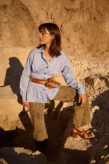 Jean de tiro medio con silueta recta levemente acampanada, confeccionado en gabardina con estampado animal print tipo cowhide.