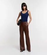 Blusa musculosa color gris claro, con escote en U y breteles anchos. Confeccionada en poliamida y poliéster.