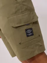 Bermuda cargo color verde oliva, con bolsillos laterales con solapa y botón a presión.