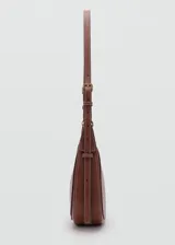 Cartera bandolera de efecto piel color marrón, con diseño semicircular, cierre de cremallera y asa de hebilla ajustable.