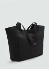 Bolso tipo shopper de tamaño grande, confeccionado en tejido de nylon negro. Presenta doble asa de hombro, cierre principal de cremallera y un cierre metálico a presión en la parte frontal.