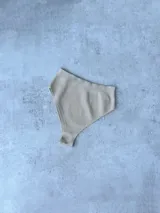 Bombacha de bikini color beige, de tiro alto y corte vedetina.