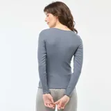 Camiseta de pijama gris de canalé con escote cuadrado y mangas largas.