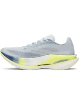 Championes de running Under Armour U Velociti Elite 3, color gris claro con detalles en amarillo flúor y blanco. Incorporan placa de carbono integral, capellada de tejido Leno elástico y entresuela de espuma ligera y reactiva con tecnología HOVR+.