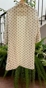 Kimono largo color crema con estampado de lunares marrones, confeccionado en tussor de algodón.