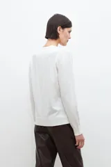 Sweater crudo de tejido de punto, con escote en V y mangas largas.
