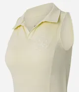 Vestido deportivo evasé color amarillo claro, confeccionado en microfibra. Presenta cuello polo con escote en V, diseño sin mangas y short interno incorporado con bolsillo lateral.