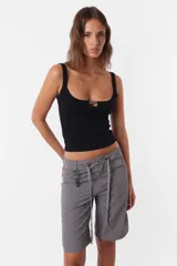 Short tipo bermuda recta de largo jort, color gris, tiro medio. Tiene cordón con punteras y tancas metálicas, cierre y botón. Incluye pasacintos, bolsillos laterales delanteros y dos bolsillos traseros. Detalle de llavero TW.