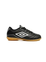 Championes de fútbol sala Umbro modelo Classico III IC, color negro con detalles en blanco y suela de goma color caramelo. Presenta el logo de la marca en el lateral y cierre con cordones.