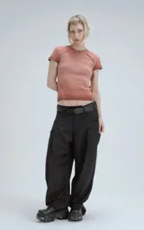 Remera de manga corta, cuello redondo, confeccionada en tejido ribb 100% algodón. Diseño ajustado al cuerpo con largo a la cadera. Presenta un tono rosado desgastado y costuras expuestas en hombros y laterales.