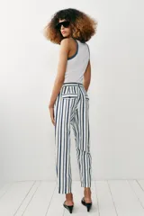 Musculosa de punto rib color blanco, con escote redondo y diseño ajustado.