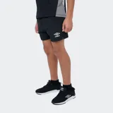 Short deportivo Umbro modelo Terren, color negro, con logo de la marca estampado en blanco en el lateral izquierdo.