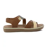 Sandalias de mujer color negro, con tiras cruzadas en el empeine, ajuste elástico en el tobillo y suela plana marrón claro.