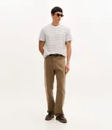 Remera de corte regular confeccionada en tejido de algodón y poliéster, con cuello redondo y mangas cortas. Presenta un diseño de rayas horizontales finas en relieve.