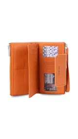 Billetera larga color beige, con textura granulada, solapa frontal con cierre magnético y logo de la marca grabado. Incluye correa de mano extraíble y compartimento principal con cierre.