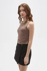 Top sin mangas color marrón, con cuello a la base, diseño al cuerpo y detalles de frunces laterales.