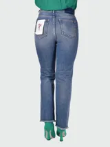 Pantalón de jean celeste con pierna acampanada y detalles desgastados.