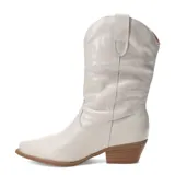 Bota de caña media estilo tejano, confeccionada en cuero color blanco hueso. Presenta costuras decorativas en la caña y el empeine, con taco cuadrado de madera y punta ligeramente afinada.