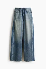 Jean de corte recto y tiro regular, confeccionado en denim de algodón en tono azul medio con efecto desteñido y diseño de cinco bolsillos.