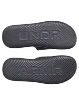 Chancletas Under Armour UA Ignite Pro 8 de color negro, con correa ajustable que incluye el logo de la marca en blanco. Cuenta con plantilla de espuma viscoelástica para mayor comodidad y suela de EVA con dibujo ranurado.