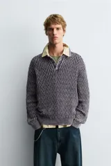 Polo relaxed fit de punto jacquard geométrico en hilatura de algodón, color morado con efecto lavado. Tiene cuello solapa, cierre frontal de botonadura y manga larga con acabados en rib.