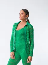Camisa de encaje color verde, con cuello clásico, cierre frontal de botones y mangas largas. Presenta un diseño ajustado y texturizado con motivos florales.