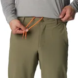 Pantalón de corte recto en color verde oliva, diseñado para actividades al aire libre. Cuenta con rodillas articuladas, múltiples bolsillos funcionales, incluyendo uno de seguridad con cremallera, y trabillas multifuncionales en la cintura.