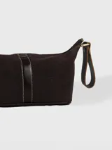Necessaire de cuero gamuzado color tostado con detalles de cuero marrón oscuro, manija superior y cierre metálico.