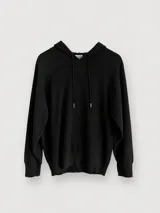 Buzo tipo hoodie tejido en punto, color negro, con capucha y cordones ajustables. Presenta mangas largas con puños y diseño holgado.
