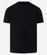 Remera básica de corte slim para hombre, confeccionada en suave algodón peruano con cuello redondo y mangas cortas, de diseño liso.