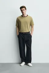 Camiseta de manga corta con estampado de rayas horizontales en verde militar y beige, cuello redondo con ribete en contraste color marrón.