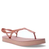Sandalias tipo ojota con plataforma, diseño de tiras finas entrelazadas con ajuste en el talón y suela texturizada.
