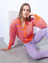 Cardigan tejido con escote en V y abertura central con botones dorados. Diseño a rayas horizontales color naranja y lila. Marca Joseph A.