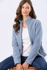 Campera de polar azul marino con cierre frontal completo, cuello alto y bolsillos laterales con cierre. Presenta detalles en cuero en los tiradores de los cierres.