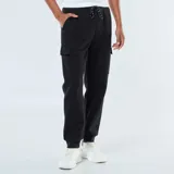 Pantalón de jogging negro con bolsillos cargo laterales y tobillos ajustados con elástico.