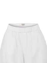 Pantalón blanco de pierna ancha y corte relajado, con cintura elástica. Presenta detalles de bordado inglés y calados decorativos en el ruedo.
