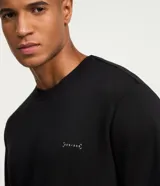 Remera deportiva de cuello redondo y manga corta, confeccionada con tecnología Dry para mayor transpirabilidad y control de la humedad. Presenta un diseño minimalista y funcional, ideal para actividades físicas.
