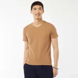 Camiseta de hombre color beige con cuello en V y mangas cortas. Corte recto y tejido elástico.
