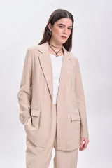 Blazer color beige de lyocel, de corte recto y solapas clásicas.