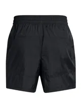 Short deportivo Under Armour de la colección Terrace96, color negro, confeccionado en tejido de nailon ligero y duradero con tecnología repelente al agua. Presenta un diseño minimalista con cintura elástica y bolsillos laterales.