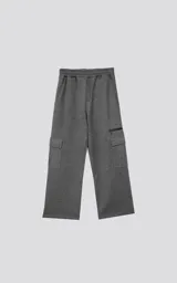 Pantalón de jogging de frisa color gris melange oscuro, con cintura y puños elásticos. Posee dos bolsillos laterales, un bolsillo trasero y un bolsillo lateral adicional con cierre.