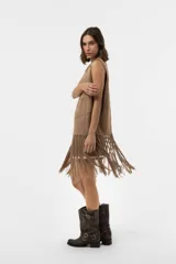 Chaleco medio marrón de inspiración western con efecto gamuzado, costuras artesanales y flecos XL. De calce relajado y abierto.