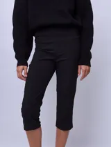 Pantalón capri negro de vestir, de corte ajustado y largo a la pantorrilla.