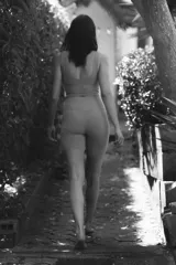 Top deportivo de sujeción media, color gris claro, con escote en V pronunciado y breteles anchos. Presenta copas forradas con relleno extraíble y elástico revestido en el bajo.