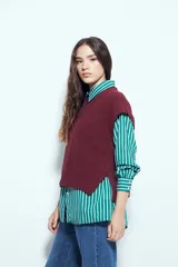 Chaleco tejido sin mangas de color negro, con cuello redondo y diseño de textura sutil. Presenta un corte recto con terminaciones acanaladas en el ruedo y hombros levemente estructurados.