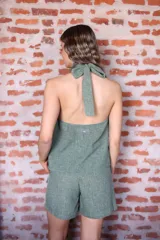 Bermuda color crudo con estampado de lunares negros, con pinzas y bolsillos laterales.