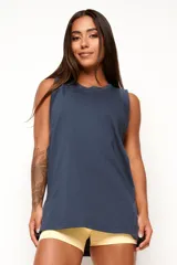 Musculosa de algodón con diseño de largo extendido, calce relajado y aberturas laterales.