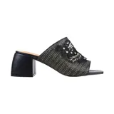 Sandalia tipo zueco con taco bajo cuadrado, capellada tejida en tonos negro y dorado con apliques bordados y strass.